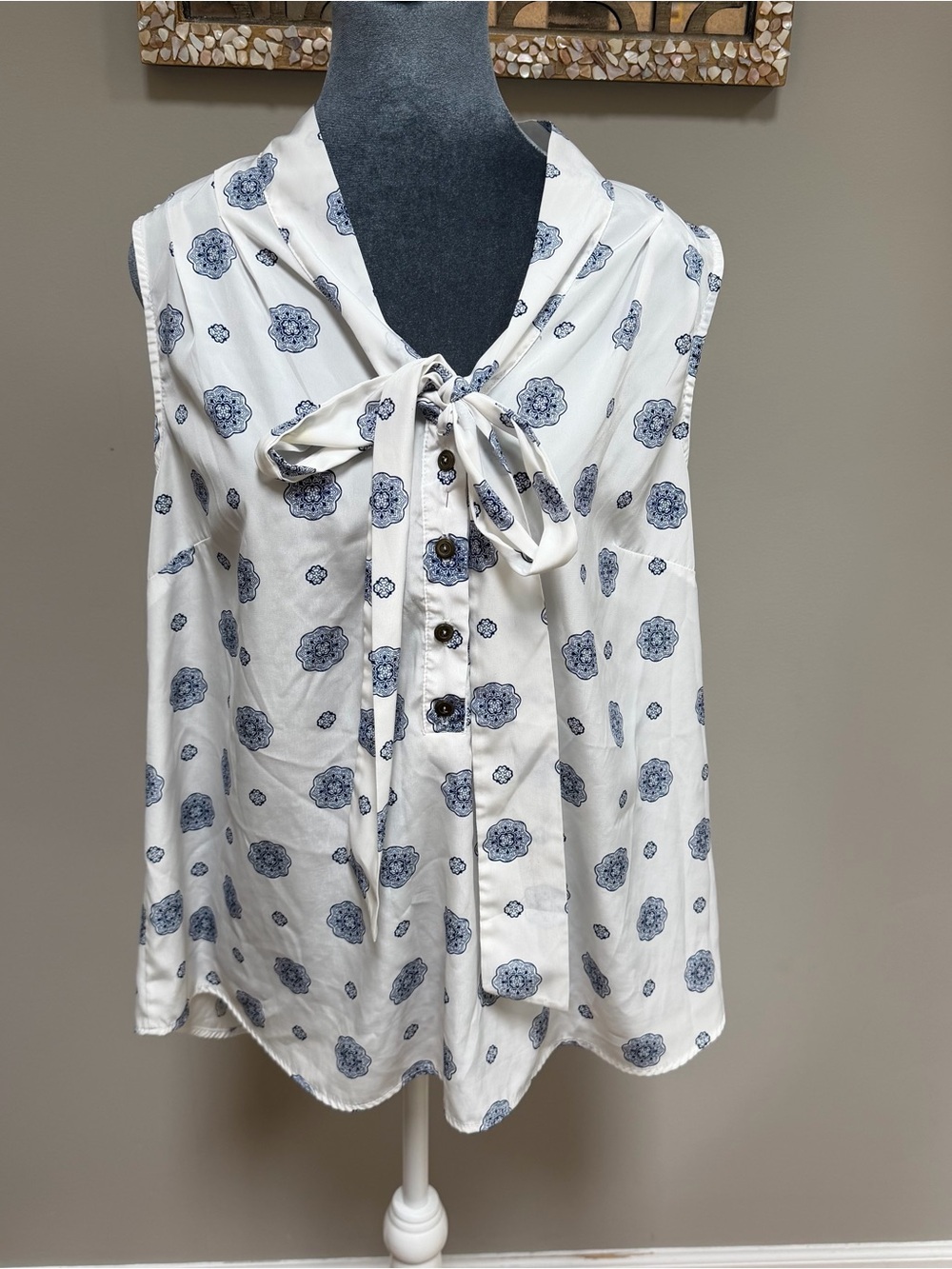 42 Hawthorn white sleeveless Astrid blouse blue floral print tie neck size 1XL